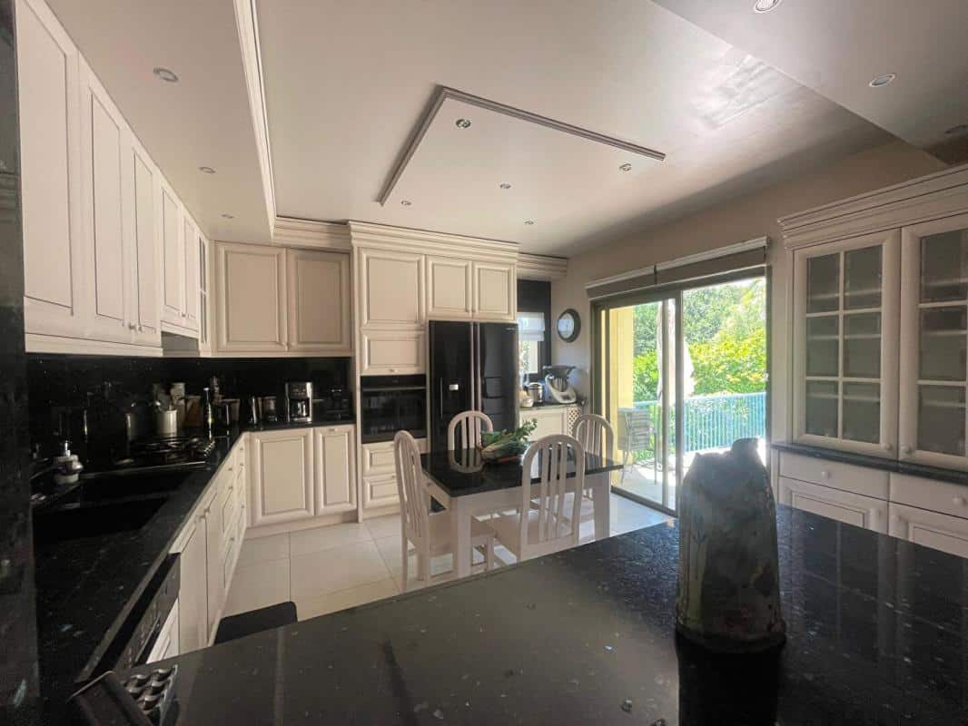 Cuisine moderne et lumineuse avec accès à l'extérieur dans une maison à Gattières.