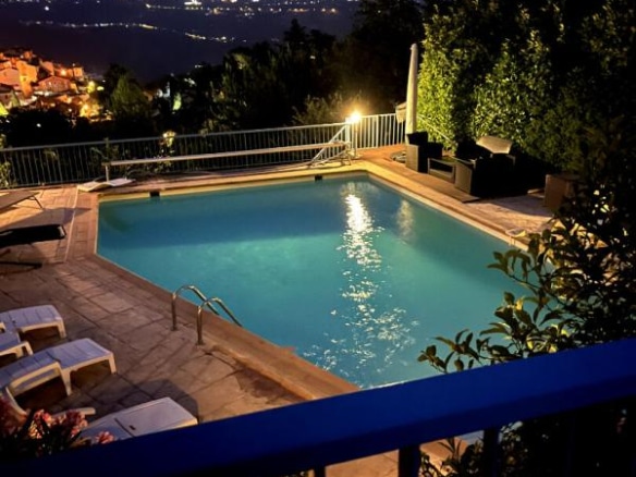 Piscine éclairée de nuit avec vue dégagée sur la vallée à Gattières.