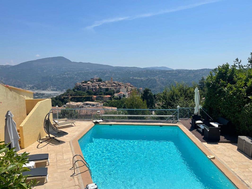 Piscine avec vue dégagée sur les hauteurs de Gattières et paysage environnant.