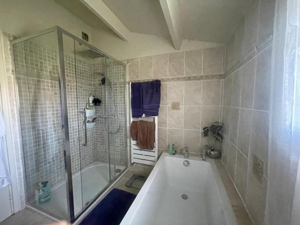Salle de bain avec douche et baignoire dans une maison familiale à Gattières.