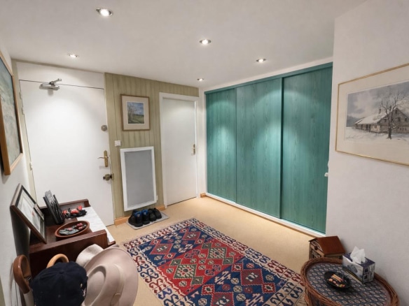 Entrée d'un triplex avec décoration chaleureuse et placard spacieux à Avoriaz.
