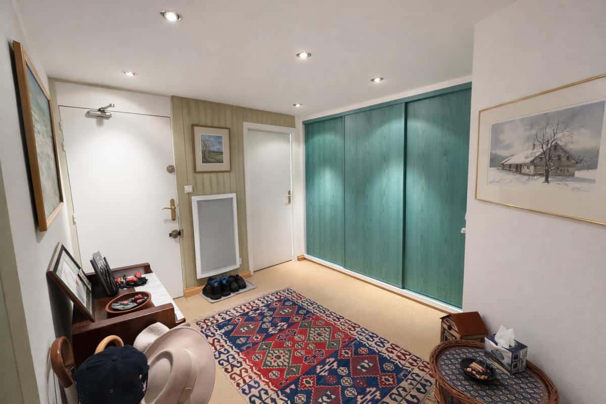 Entrée d'un triplex avec décoration chaleureuse et placard spacieux à Avoriaz.