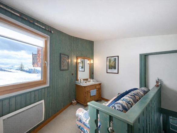 Intérieur d'un triplex au Thuya à Avoriaz, avec vue sur la vallée de Morzine.