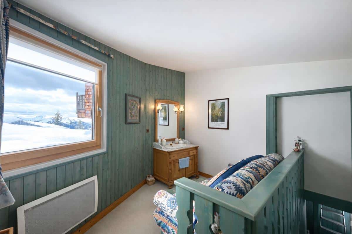 Intérieur d'un triplex au Thuya à Avoriaz, avec vue sur la vallée de Morzine.