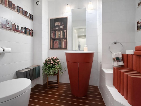 Salle de bain moderne avec lavabo design et décoration de livres sur les murs.