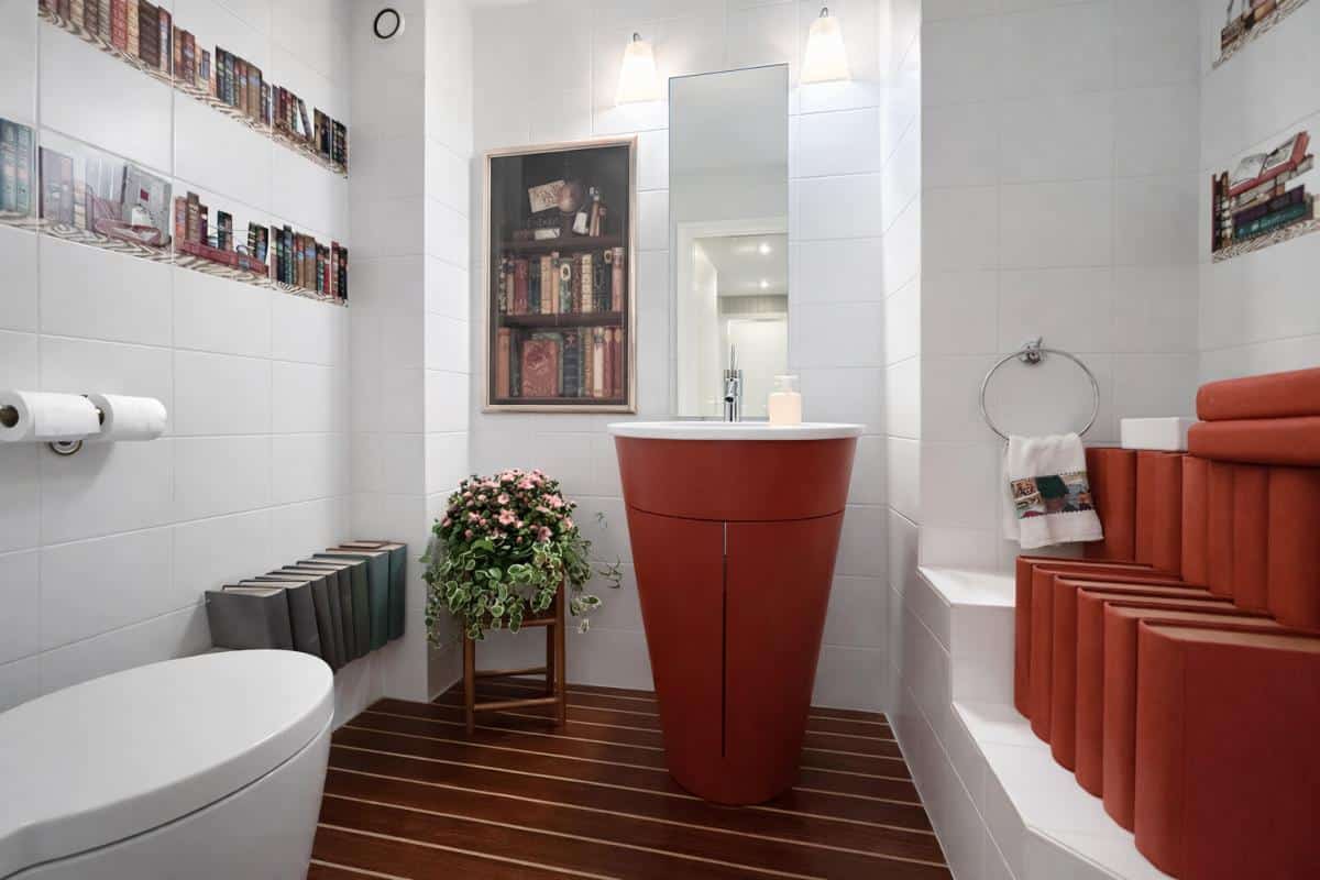 Salle de bain moderne avec lavabo design et décoration de livres sur les murs.