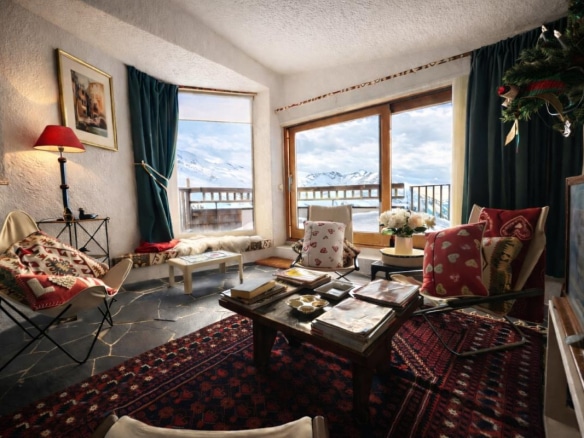 Salon d'un triplex au Thuya à Avoriaz, avec vue sur la vallée de Morzine et décoration chaleureuse.