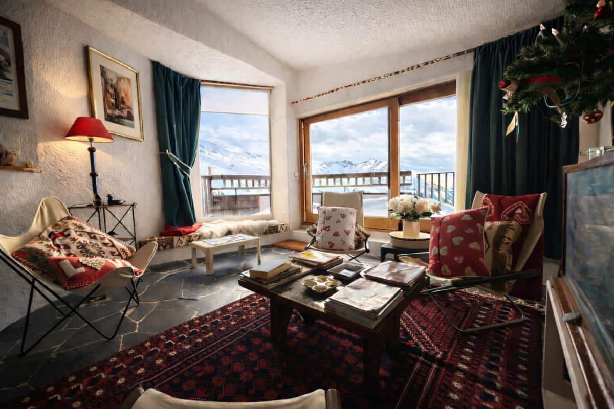 Salon d'un triplex au Thuya à Avoriaz, avec vue sur la vallée de Morzine et décoration chaleureuse.