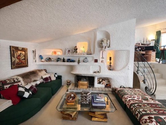 Intérieur d'un triplex à Avoriaz avec un salon confortable et une cheminée.