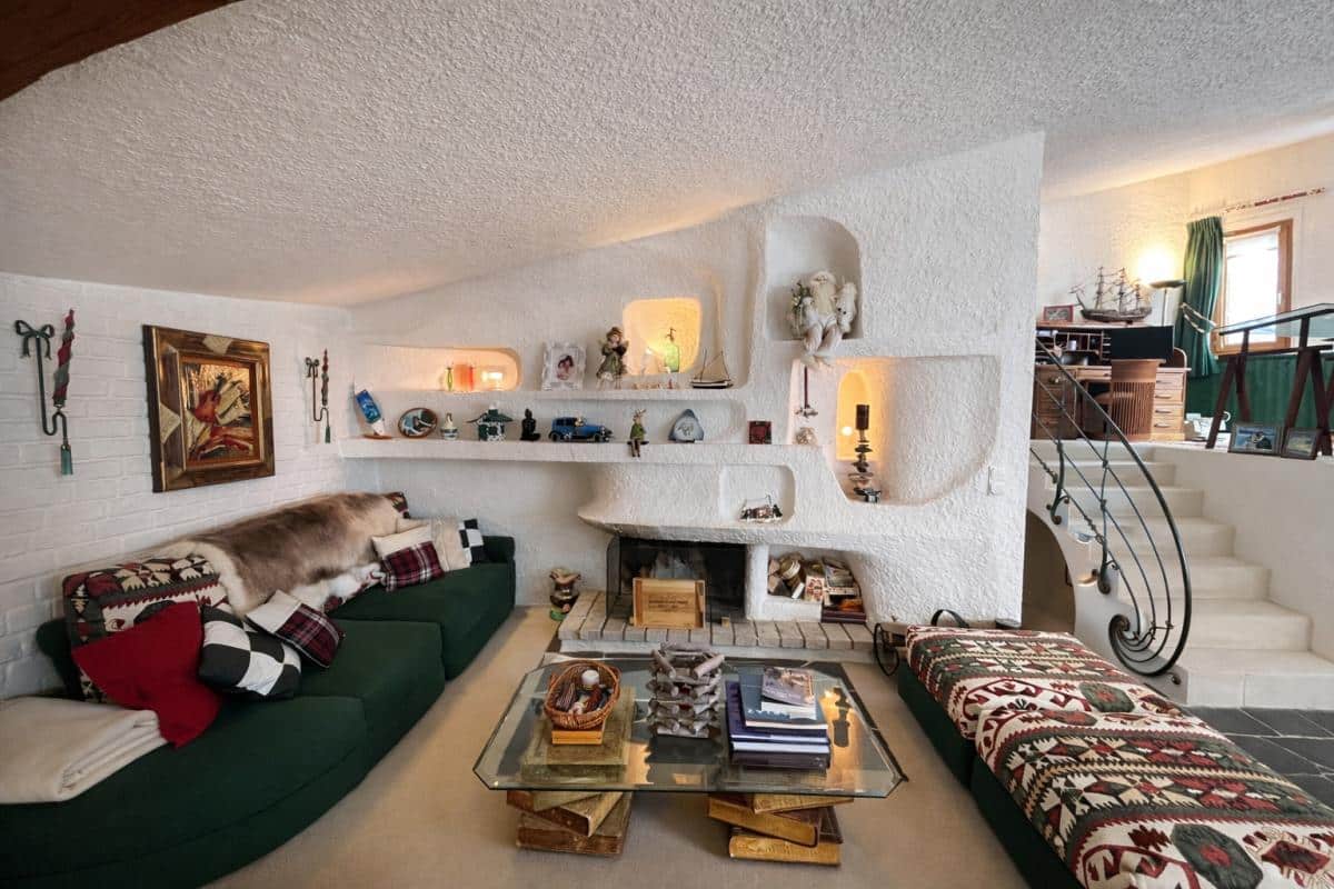 Intérieur d'un triplex à Avoriaz avec un salon confortable et une cheminée.