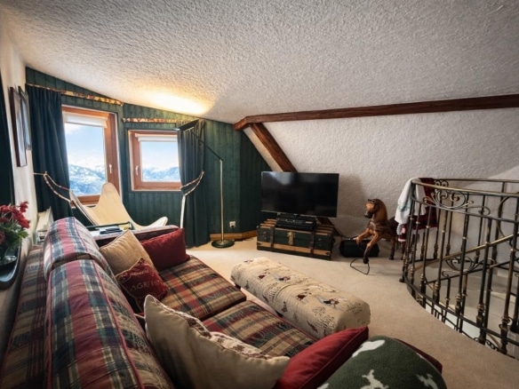 Intérieur d'un triplex au Thuya à Avoriaz, avec un salon confortable et vue sur la vallée de Morzine.