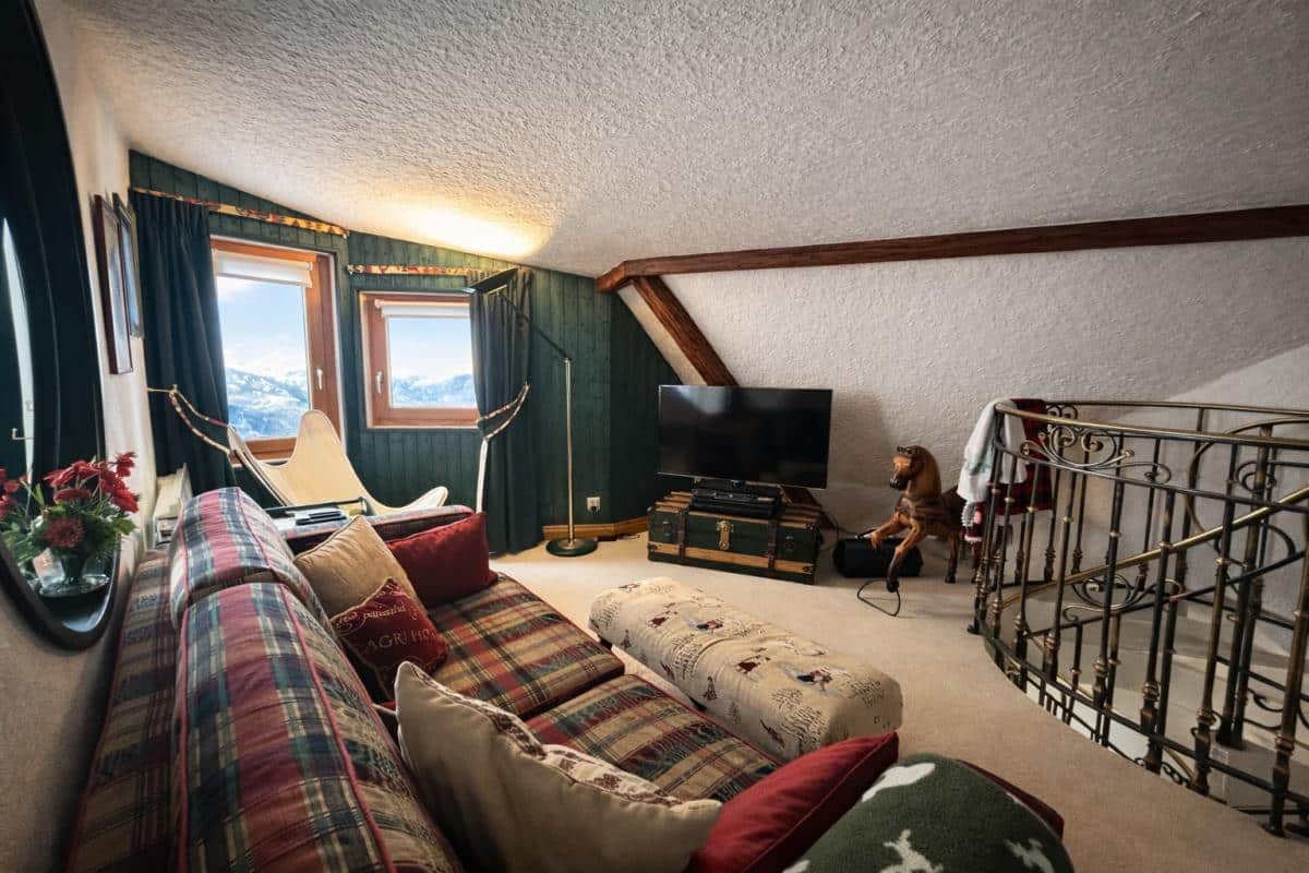Intérieur d'un triplex au Thuya à Avoriaz, avec un salon confortable et vue sur la vallée de Morzine.
