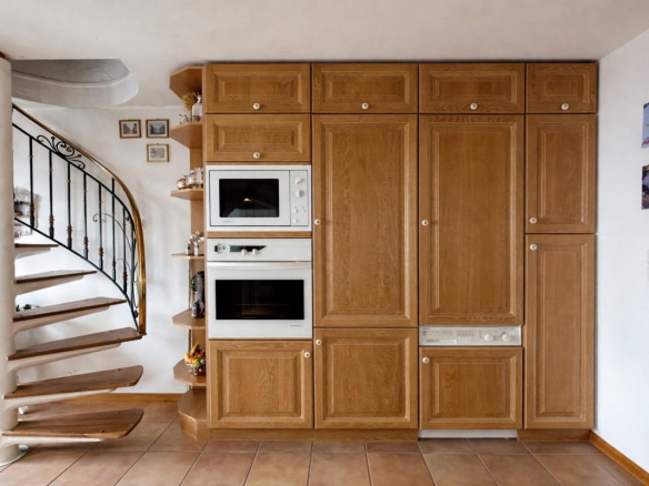 Cuisine équipée avec escalier en colimaçon dans un appartement au Thuya à Avoriaz.
