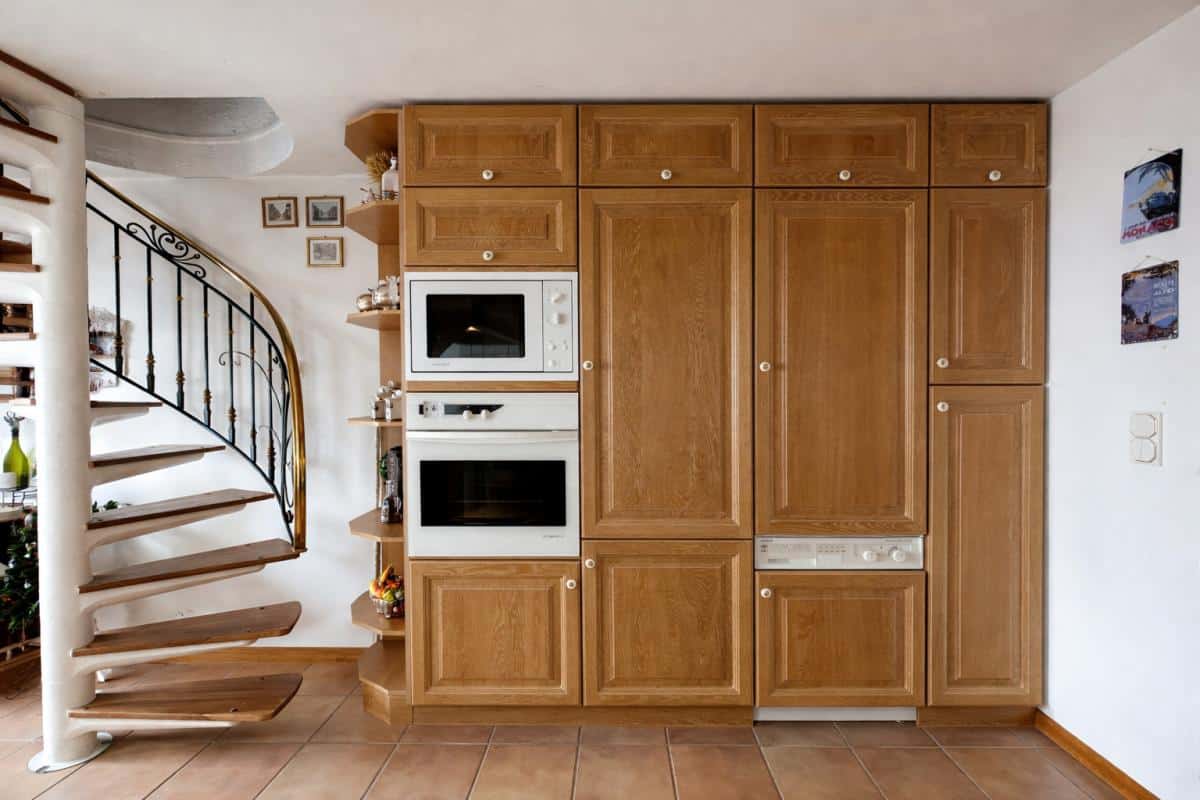 Cuisine équipée avec escalier en colimaçon dans un appartement au Thuya à Avoriaz.