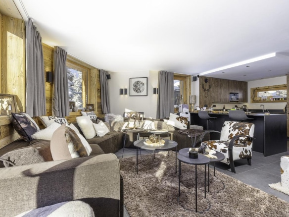 Intérieur d'un chalet moderne à Avoriaz avec un salon confortable et une cuisine ouverte.