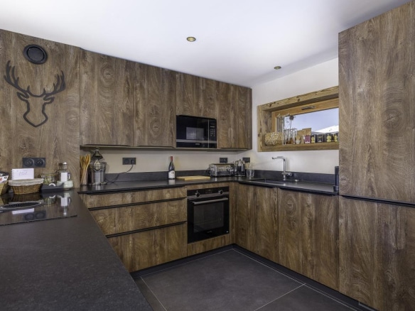Cuisine moderne en bois avec équipements intégrés dans un chalet à Avoriaz.