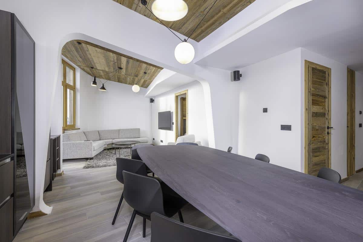 Intérieur d'un penthouse duplex moderne avec salle à manger et salon à Avoriaz.