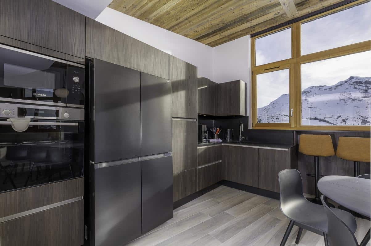 Cuisine moderne d'un penthouse à Avoriaz avec vue sur les montagnes.