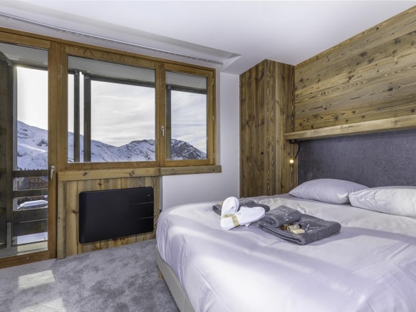 Chambre d'un penthouse duplex à Avoriaz avec vue sur la montagne.