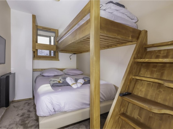Chambre avec lit superposé et lit double dans un penthouse à Avoriaz.