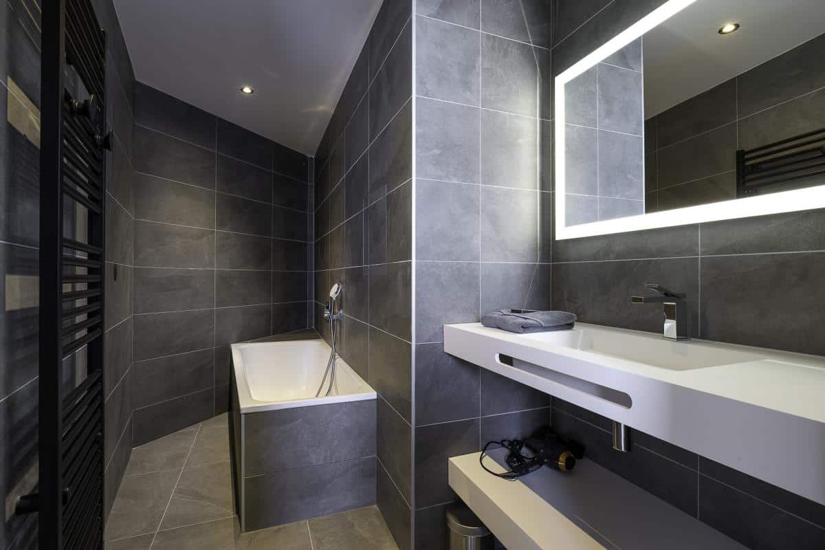 Salle de bain moderne avec baignoire et lavabo dans un penthouse à Avoriaz.