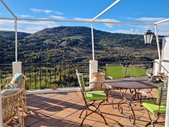 Terrasse d'une vaste demeure avec vue sur les collines à Coursegoules.