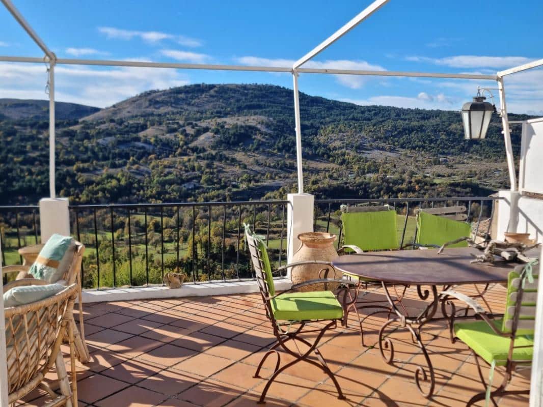 Terrasse d'une vaste demeure avec vue sur les collines à Coursegoules.