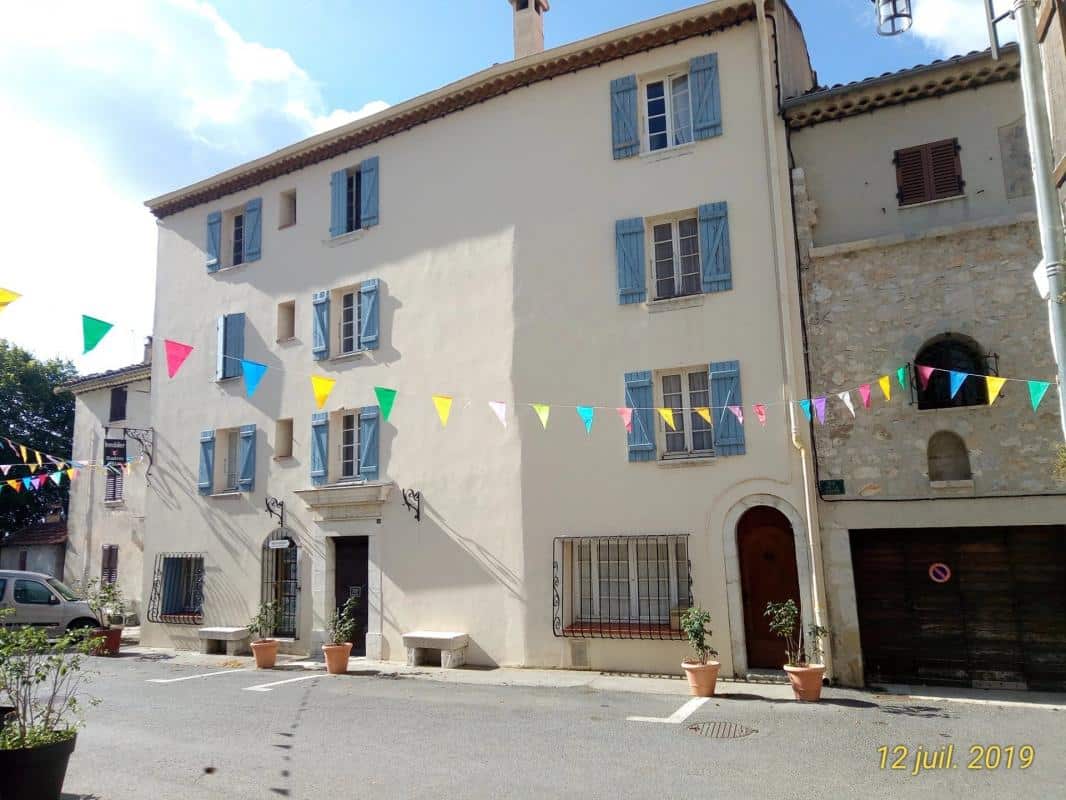 Vaste demeure au cœur de Coursegoules avec des décorations colorées en extérieur.