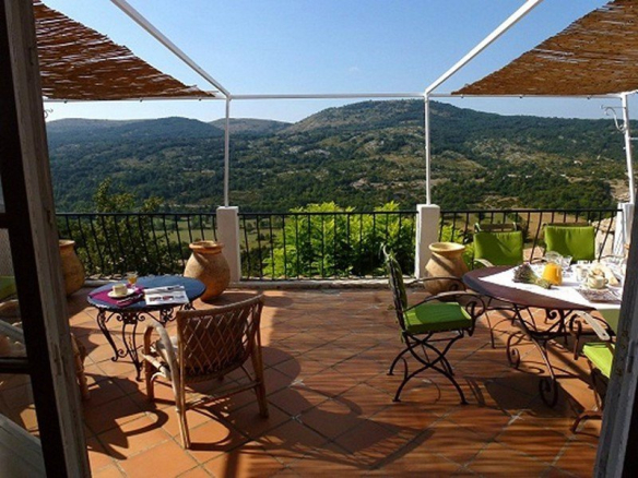 Terrasse d'une vaste demeure à Coursegoules avec vue sur les collines et la nature environnante.