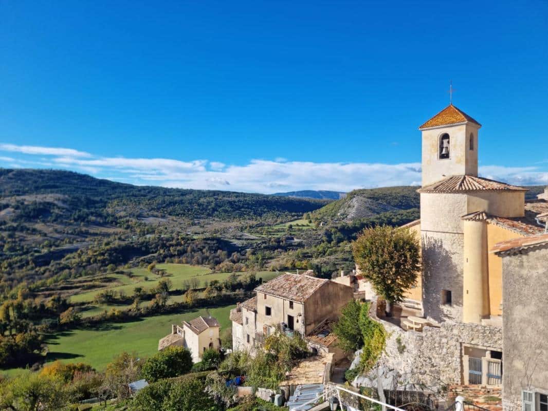 Vue panoramique sur une vaste demeure à Coursegoules, entourée de collines verdoyantes.