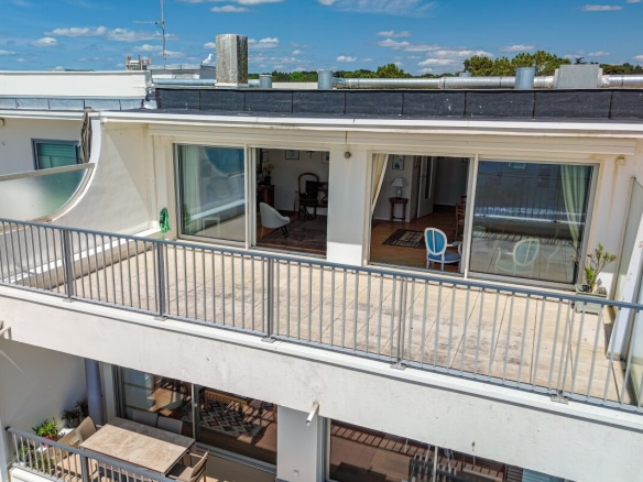 Vue extérieure d'un appartement avec terrasse à La Baule-Escoublac, ensoleillé et spacieux.