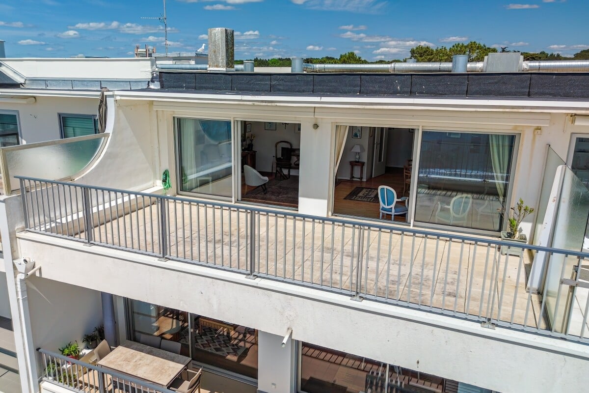 Vue extérieure d'un appartement avec terrasse à La Baule-Escoublac, ensoleillé et spacieux.