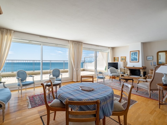 Salon lumineux avec vue sur la mer dans un appartement de 101 m² à La Baule-Escoublac.