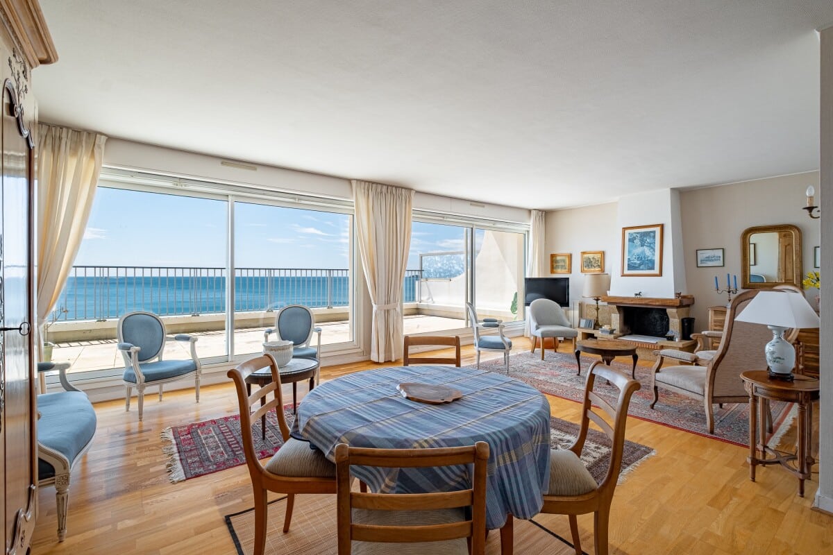 Salon lumineux avec vue sur la mer dans un appartement de 101 m² à La Baule-Escoublac.