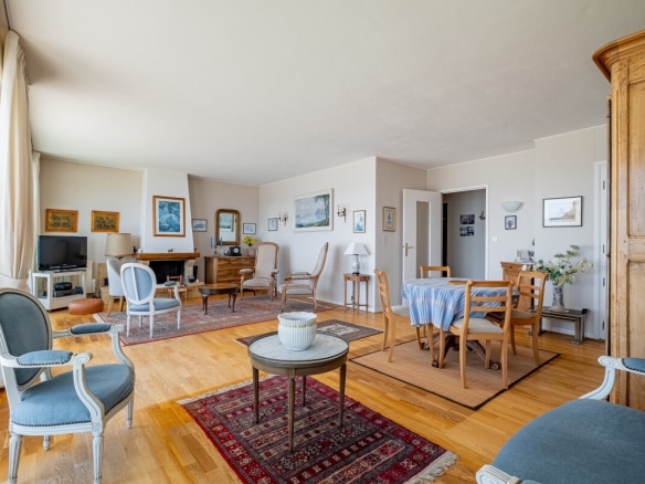 Intérieur d'un appartement lumineux avec salon, salle à manger et terrasse à La Baule-Escoublac.