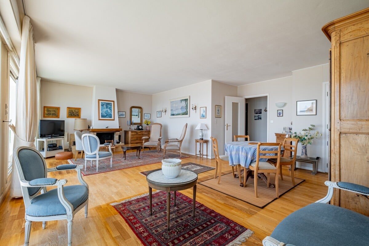 Intérieur d'un appartement lumineux avec salon, salle à manger et terrasse à La Baule-Escoublac.