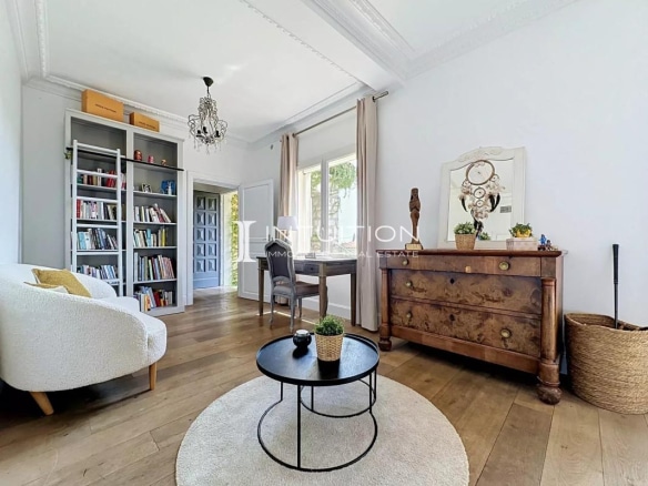 Interior of a Provençal villa in Mougins, with a bright living room, a library and elegant furniture.