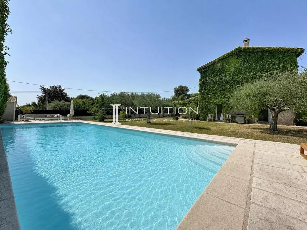 Provençal villa with swimming pool in Mougins, surrounded by trees and greenery.