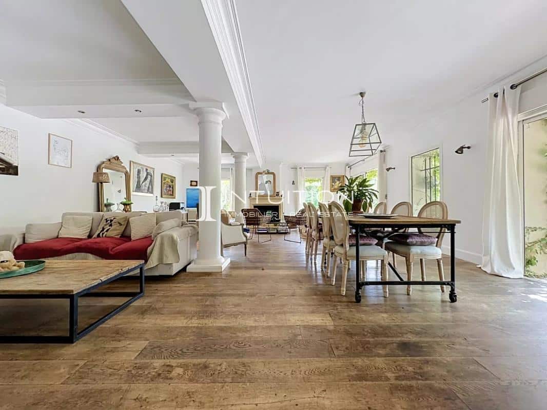 Interior of a Provençal villa in Mougins, with a bright living room and dining room.