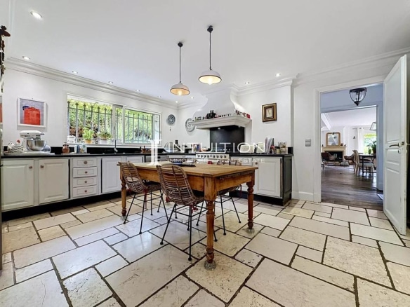 Interior of a Provençal villa in Mougins with a spacious kitchen and wooden table.