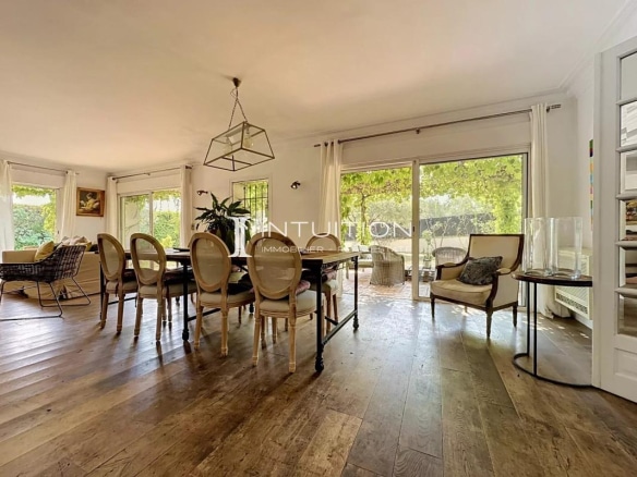 Interior of a villa in Mougins with a large, bright living room and elegant furniture.