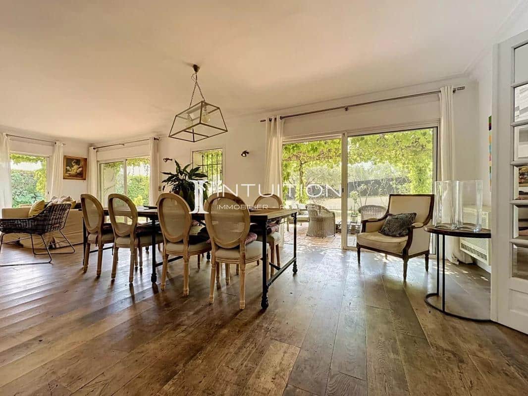 Interior of a villa in Mougins with a large, bright living room and elegant furniture.