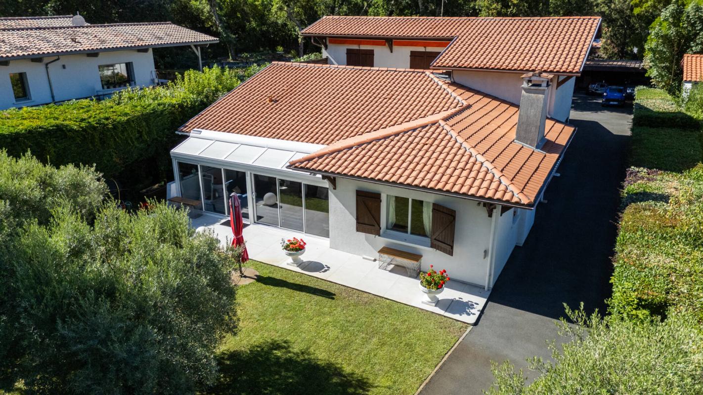 Propriété d'exception de 240 m² avec jardin paysager à Arcachon.