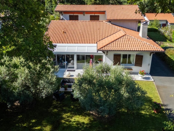 Maison familiale de 240 m² avec jardin paysager à Arcachon.