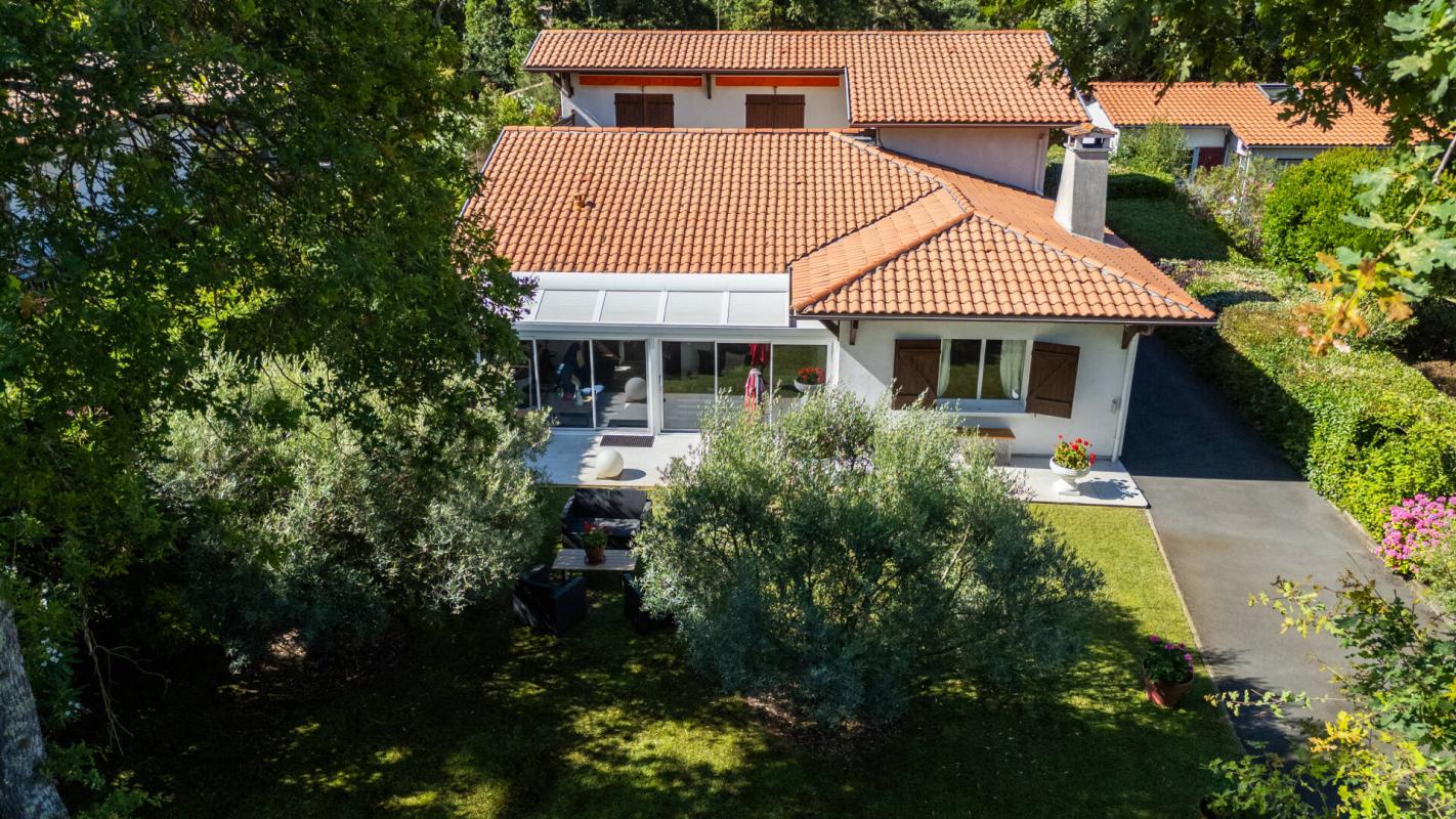 Maison familiale de 240 m² avec jardin paysager à Arcachon.