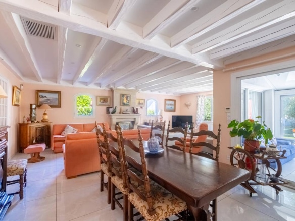 Intérieur d'une maison familiale à Arcachon avec salon et salle à manger lumineuse.