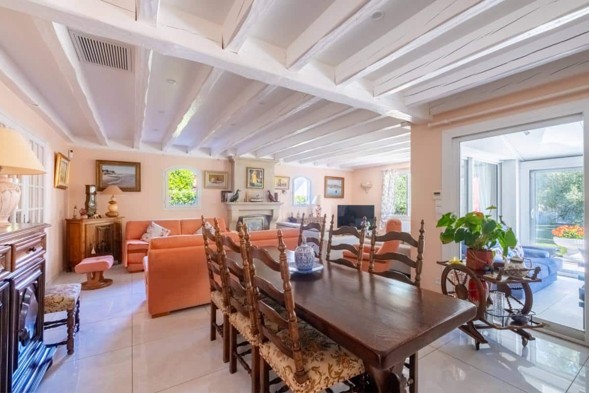Intérieur d'une maison familiale à Arcachon avec salon et salle à manger lumineuse.