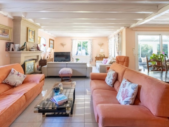 Intérieur d'une propriété à Arcachon avec salon lumineux et mobilier confortable.