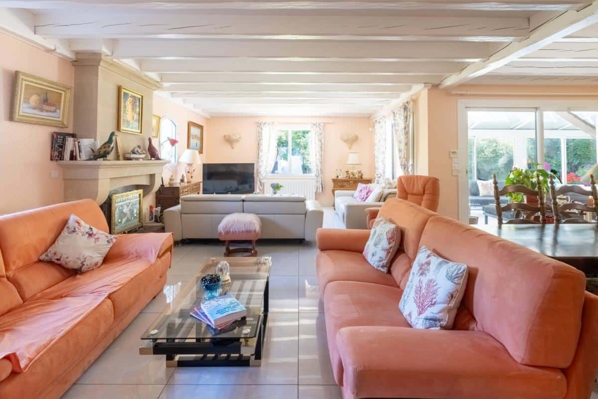 Intérieur d'une propriété à Arcachon avec salon lumineux et mobilier confortable.