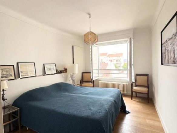 Room in an apartment in Biarritz with a bed, windows and simple decor.